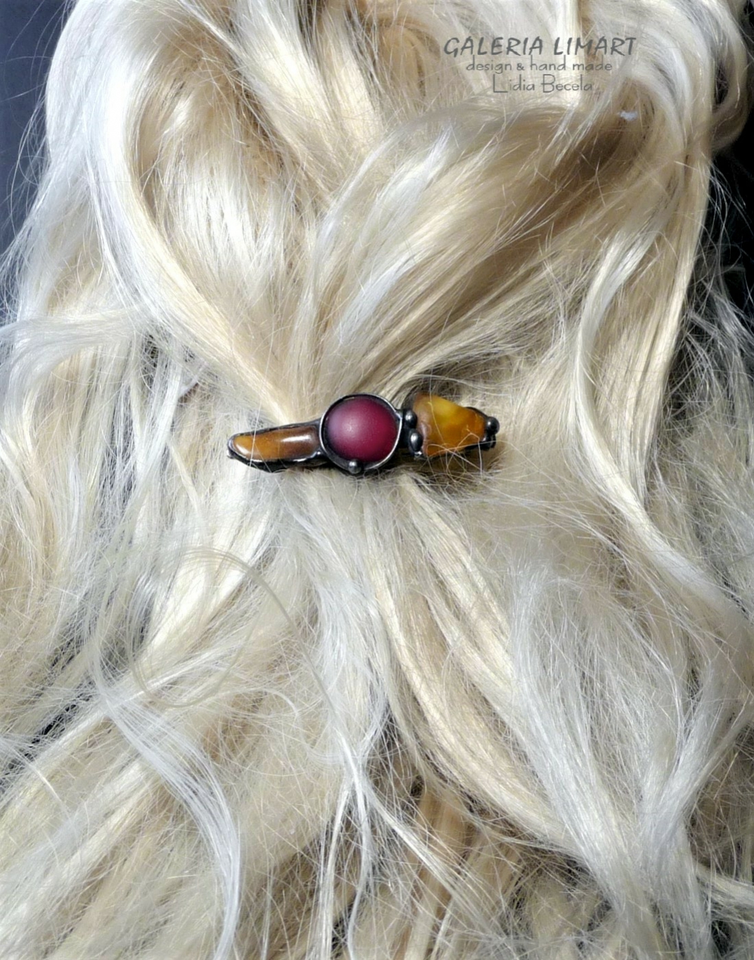 Niewielka ok. 6 cm spinka do włosów z dwoma bałtyckimi naturalnymi bursztynami i matowym szklanym czerwonym kaboszonem